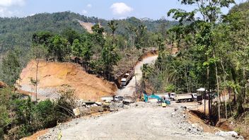 250名联合官员陪同BPN区域办事处勘测Purworejo Wadas村的Bener大坝项目的土地