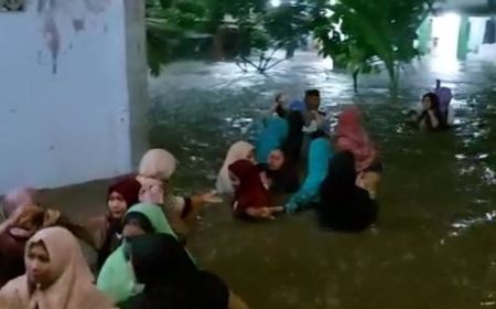 Evakuasi Ratusan Santri Akibat Banjir di Jember Berjalan Aman Meski Ada yang Ketakutan dan Kejang-kejang