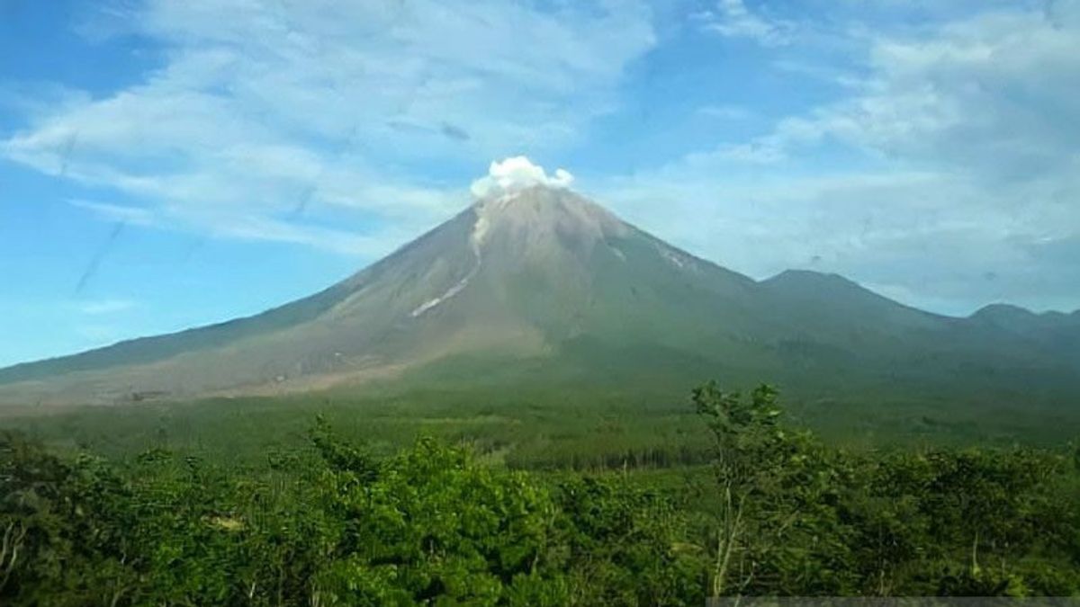 تصنف الوكالة الجيولوجية للطاقة والموارد المعدنية حالة جبل سيميرو في جاوة الشرقية. احترس من التنبيه