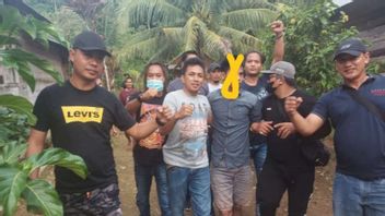 Un Homme à Balangan Poignarde La Police Alors Qu’il Est Interrogé Après La Persécution D’un Voisin, Finalement Arrêté Par L’équipe De Tigres Du Kalimantan Du Sud