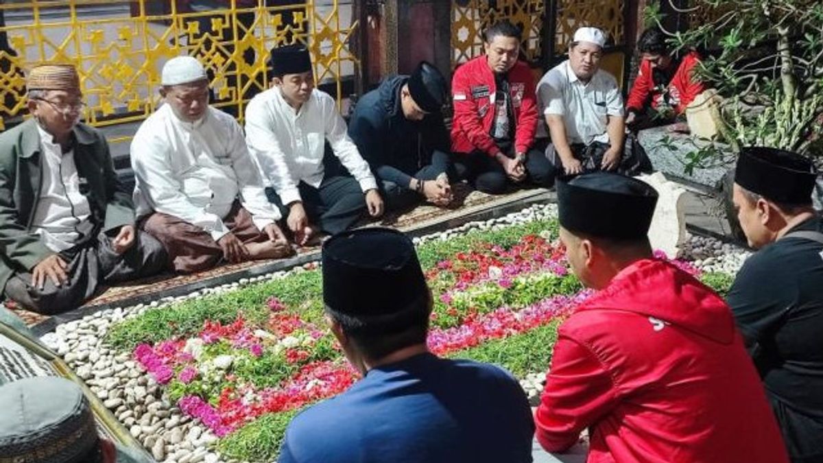 Napak Tilas, Kaesang Ziarah To Gus Dur's Grave In Jombang