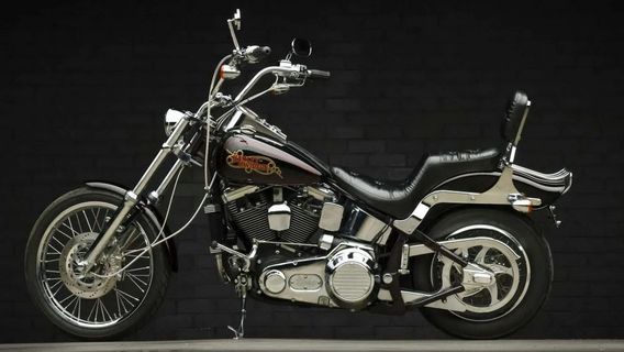 Vendu près de 600 millions de roupies, c’est le Softail personnalisé de Harley-Davidson de 1987 appartenant à l’ancien chanteur de Journey Steve Perry