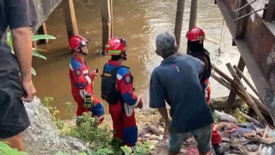 5岁的男孩在Ciliwung Manggarai河溺水身亡,当时他抓住了桑德尔。