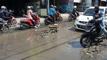 许多居民抱怨说，南苏拉威西省政府立即修复安唐望加锡严重受损的道路
