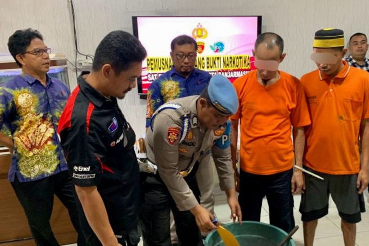 Banjarmasin Police Destroy Thousands Of Ecstasy Items