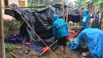 余震が雨の中で再びCianjurを揺さぶり、住民はパニックに陥り、難民テントは崩壊