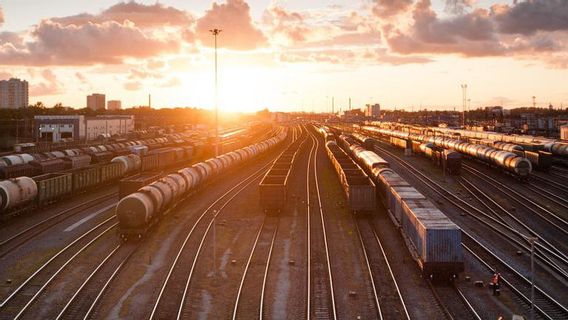 40C Heat Hits England, Google Cloud Goes Out, Even Train Tracks Are Curved