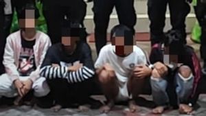 ar, la police arrête 4 jeunes sous le couteau d'affichage