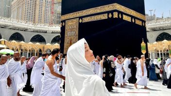 4 Beautiful Styles Of Fuji Wearing Hijab When Umrah, Netizens Ask Thoriq Halilintar's Lover To Focus On Worship