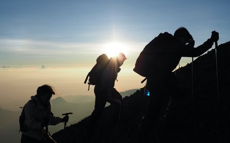 Anar Tiur Samosir Nenek 71 Tahun Pendaki Gunung Rinjani Raih Rekor MURI