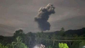 Le volcan de Dukono, dans le nord de Maluku, continue de s'éjecter de la cendre volcanique