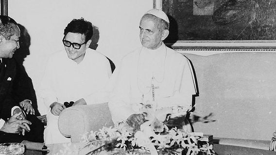 教皇パウロ六世は、1970年12月3日、今日の歴史の中でインドネシアに戻ります