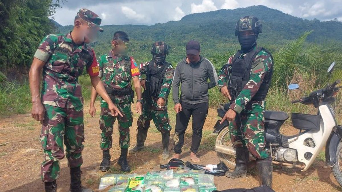 Pemotor Malaysia Bawa 20 Kg Sabu Dalam Bungkus Teh Ditangkap TNI di Wilayah Perbatasan Kalbar
