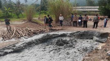 许多居民参观看到西里邦的泥石流， 警察安装了障碍