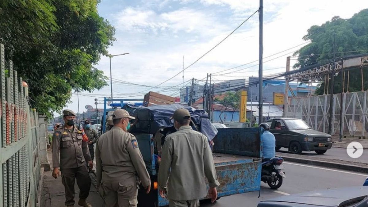 提到雅加达DKI省长的感叹号，萨特波尔人民党开始拆除雅加达东部的香烟横幅