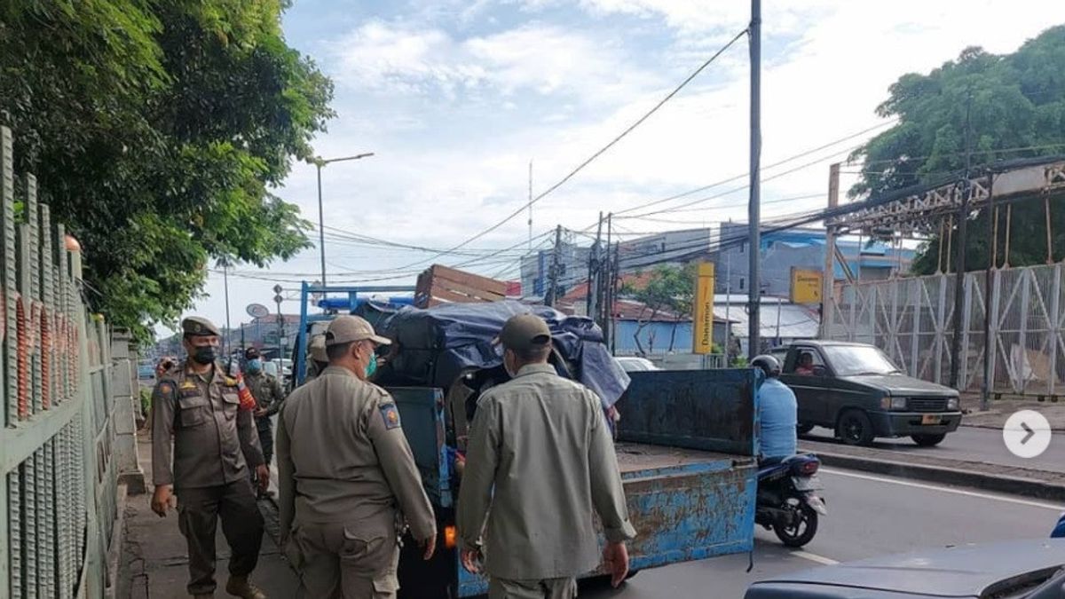 Referring To The Exclamation From The Governor Of DKI Jakarta, Satpol PP Starts Removing Cigarette Banners In East Jakarta