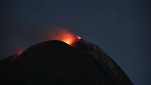 Lancement de la Lava Pijar 500 mètres, le mont Ile Lewotolok est encore en éruption