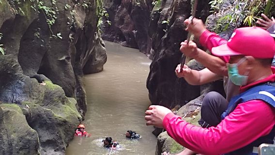 Le Corps D’un Pêcheur Qui S’est Noyé Dans La Rivière Melangit Bangli Retrouvé