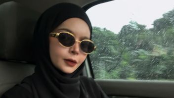 ヴィヴィ・ズベディのプロフィール: 世界中のインドネシアのイスラム教徒の女性デザイナー