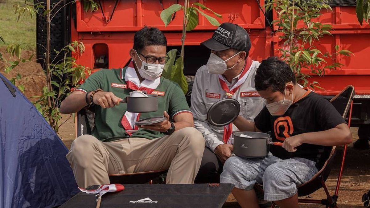 Kena Macet di Puncak Sandiaga Uno Naik Nmax, Pakai Helm Kebalik