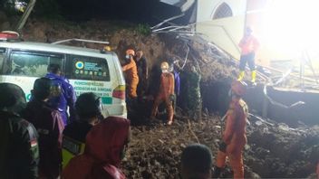 Danramil Cimanggung Et Les Responsables Du BPBD Deviennent Victimes De Glissements De Terrain à Sumedang