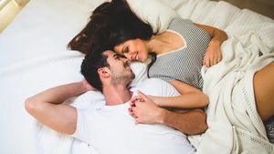 3 Manfaat Morning Sex bagi Pasangan Suami Istri
