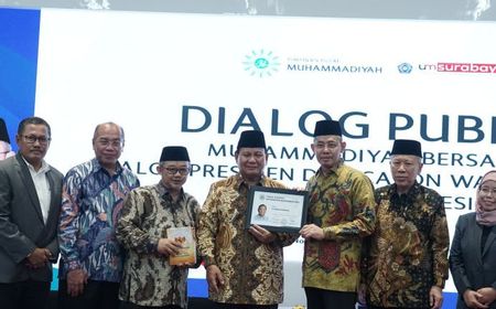 Muhammadiyah Berikan Kartu Anggota Kehormatan ke Prabowo