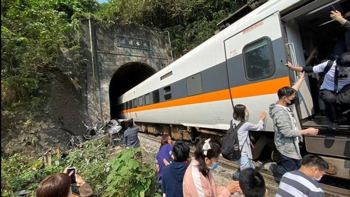 台湾で列車が40年ぶりに衝突 トラック事故による