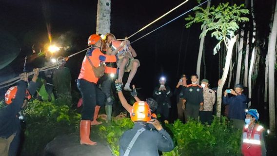 Dini Hari, Dua Kakek yang Terjebak Banjir Lahar Dingin Semeru Berhasil Dievakuasi