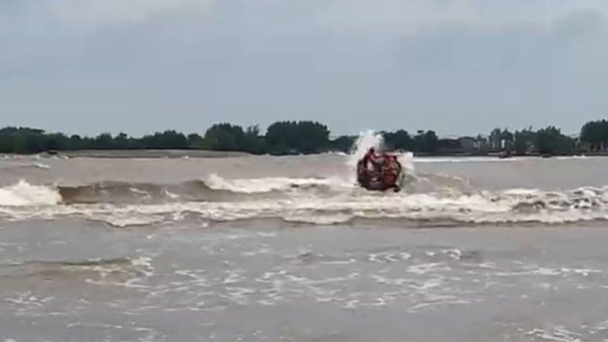 天候に制約されたジェパラで波に見舞われたボートが横転したために行方不明の漁師1人を捜索