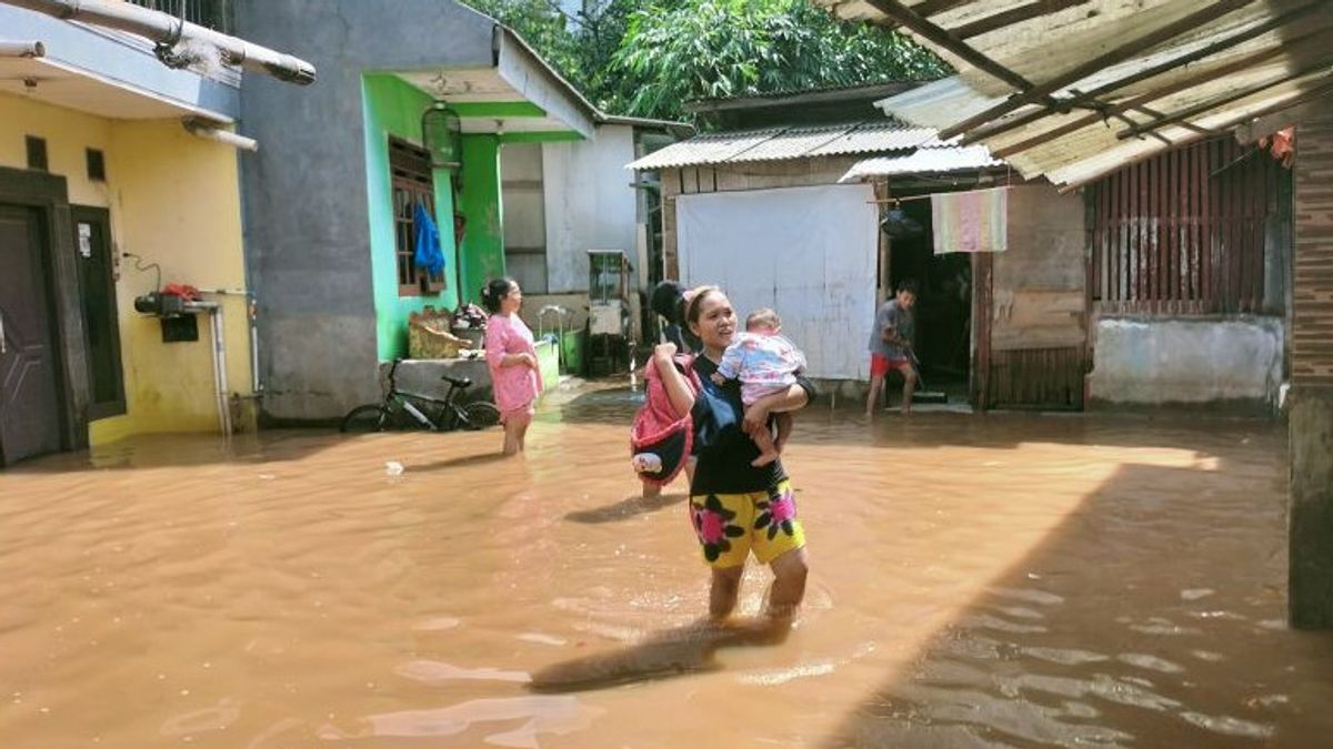 ケンバンガン西ジャカルタはまだ洪水、住民は彼らの家の中で水を排出するのに忙しいです