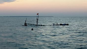 The Joint Team For The Evacuation Of Pamekasan Fishing Boats That Sinked