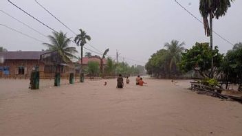 وغمرت المياه خمس مناطق على الساحل الجنوبي لسومطرة الغربية.