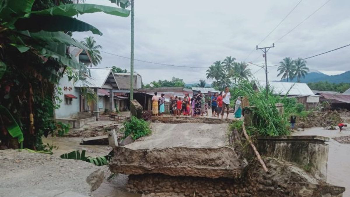 عشرات المنازل المتضررة من الفيضانات والانهيارات الأرضية ضربت ثلاث قرى صغيرة في سيجي ريجنسي ، وسط سولاويزي