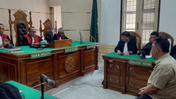 جاكرتا - أصدرت محكمة في شمال شرق إندونيسيا حكم بالسجن لمدة عام على مدير سابق في مستشفى في مدينة بيماتانغسيانتار بعد إدانته بتهمة التزوير.