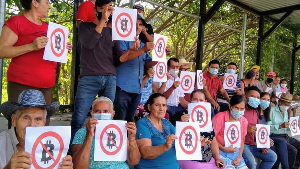 Veterans And Retired Citizens In El Salvador Protest Bitcoin, Here's Why