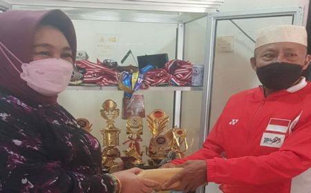 Anggota DPR Tina Nur Alam Serahkan Hadiah Rp100 juta untuk Apriyani