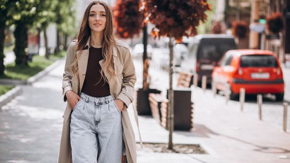 7 Inspirasi Outfit Baggy Jeans, Cocok Dipadukan dengan Blazer hingga Crop Top