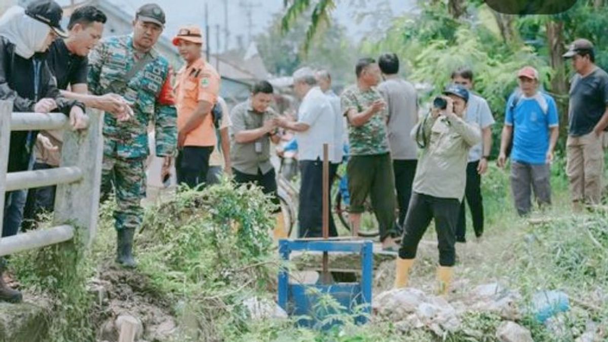 After The Karawang Flood, A Number Of Heavy Equipment Is Lowered To Waste Transport