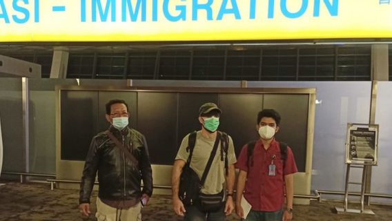 Bali Immigration Expulse Les Caucasiens Américains Après Leur Expulsion De La Prison De Kerobokan
