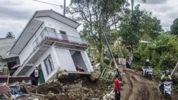 内政部派出2个杜卡皮尔工作队，由DVI Polri陪同，以识别Cianjur地震受害者