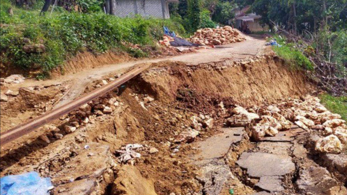 PUPR省は、サンパンの損傷した道路の修理のためにRp34 Mを注ぎ込みました