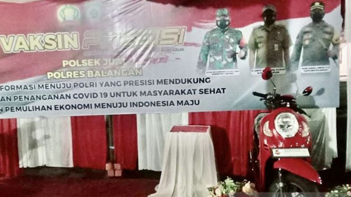 Point De Vente De Vaccins COVID à Balangan Kalsel Bondé En Raison Du Don Attrayant D’une Unité De Moto