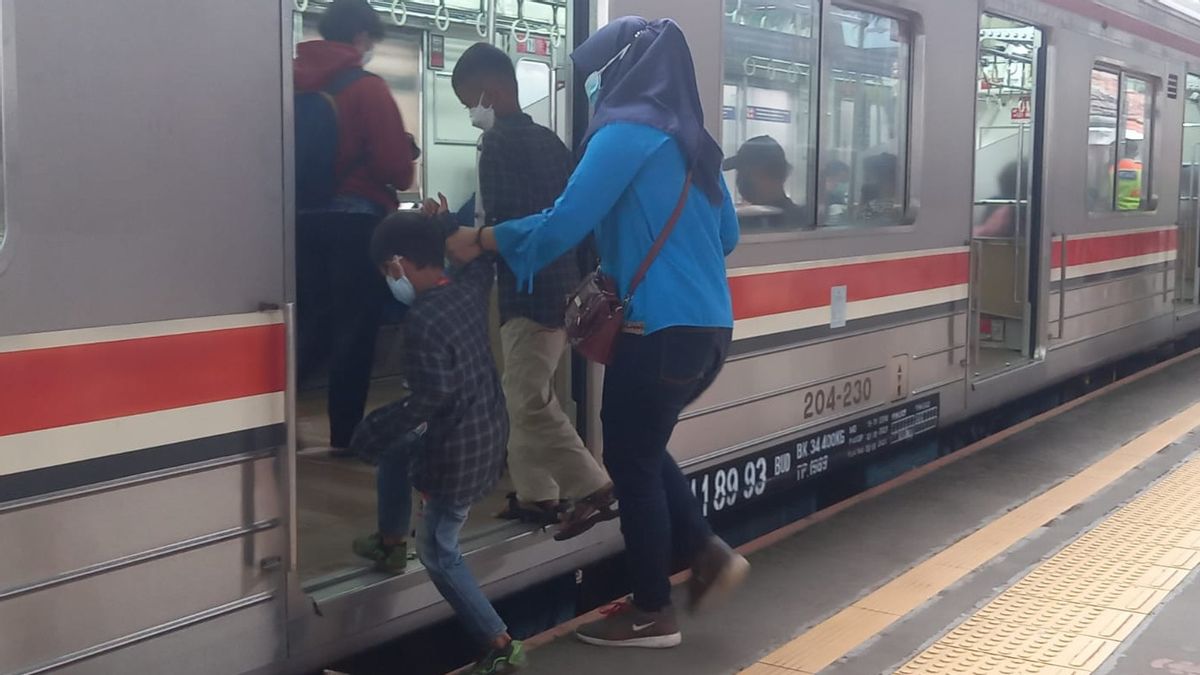これは、タンゲランで電車に乗るために6歳未満の子供の条件であることが判明しました。