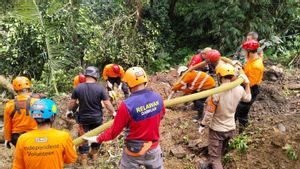 Tim SAR Bentuk 3 Tim Pencarian 4 Korban Longsor di Bogor