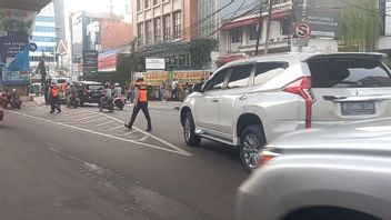 Parkir Sembarangan, Belasan Mobil Mewah di Jalan Gunawarman Diangkut Petugas