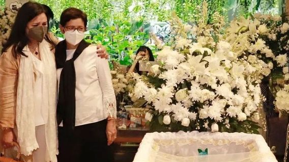 Ziarahi Makam Maura Magnalia di Hari Ketiga Pasca Kepergiannya, Nurul Arifin Minta Doa Agar Kuat Menghadapi Semua Ini