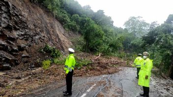 Lombok NTB Pusuk Forest Path Closed Due To Cliff Landslide