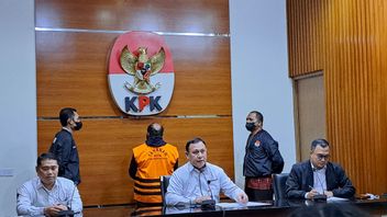 The Regent Of Central Mamberamo Officially Uses Orange Rompi And Detained By The KPK After Buron 7 Months