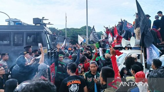 Bakar Ban, Aksi Demo Ojol Sempat Memanas